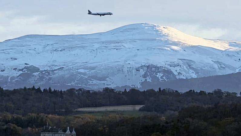 Aeroporto de Edimburgo suspende todos os voos
