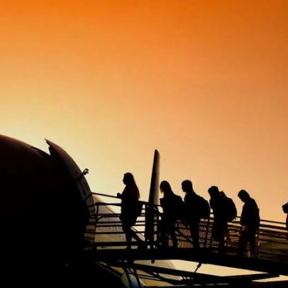 Passageiros de avião expostos a altas partículas ultrafinas, aponta estudo