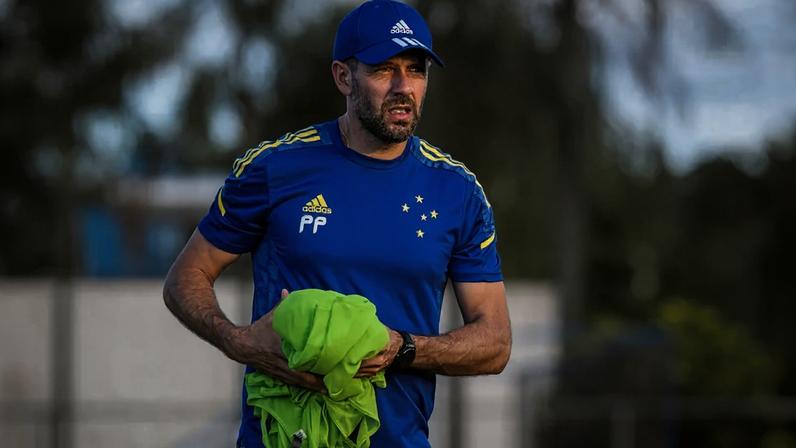 Paulo Pezzolano, na época em que comandou o Cruzeiro (Foto: Divulgação/Cruzeiro)