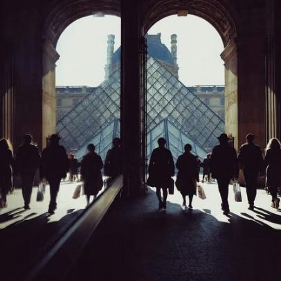 Funcionários do Louvre aprovam greve por falhas de gestão e manutenção