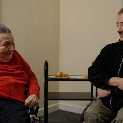 Cortes de assistência e moradia afetam dois cadeirantes e a alegria de nadar