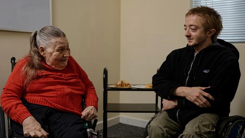 Cortes de assistência e moradia afetam dois cadeirantes e a alegria de nadar