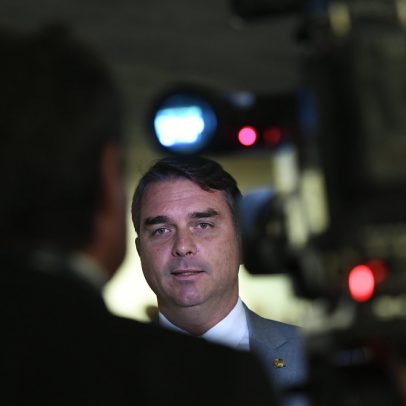 Desistir da candidatura tem preço, diz Flávio Bolsonaro: "Bolsonaro livre, nas urnas"
