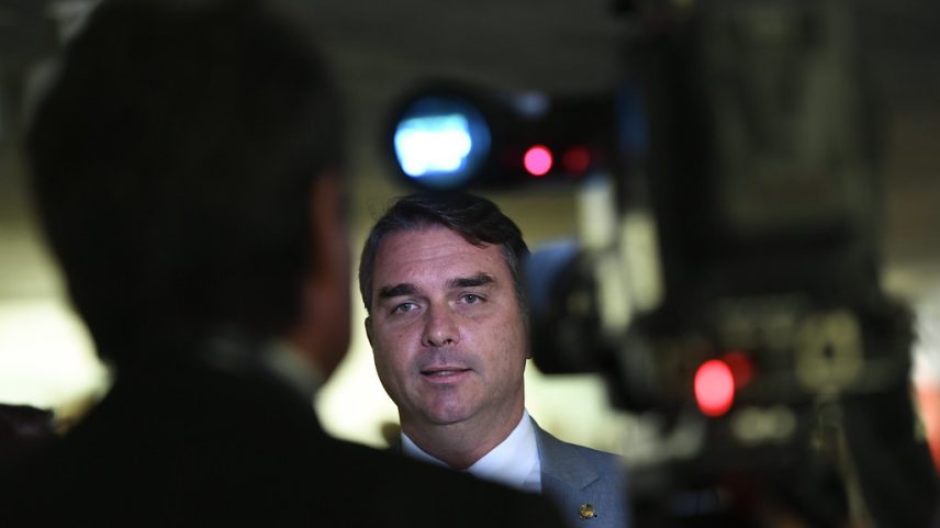 Desistir da candidatura tem preço, diz Flávio Bolsonaro: "Bolsonaro livre, nas urnas"