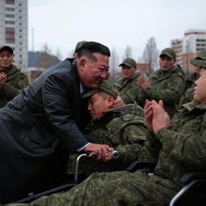 Kim Jong-un admite que tropas norte-coreanas realizam desminamento para a Rússia