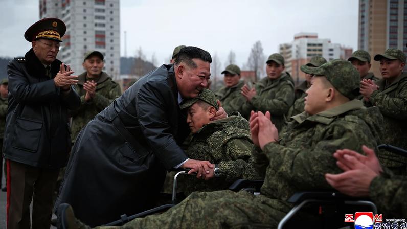 Kim Jong-un admite que tropas norte-coreanas realizam desminamento para a Rússia