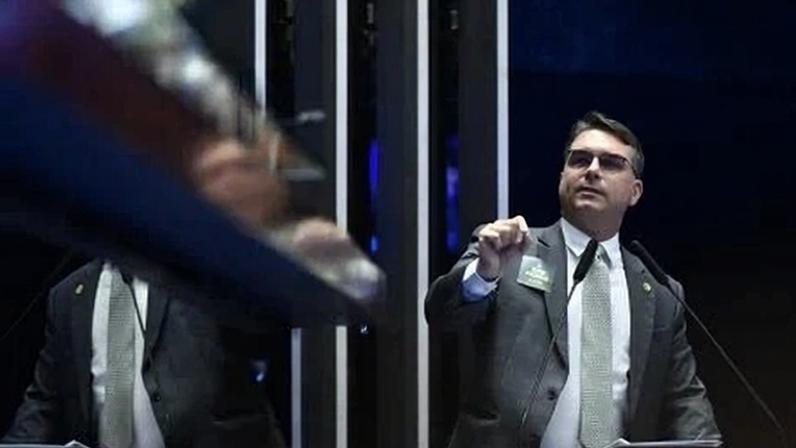 Flávio Bolsonaro diz que recebeu de Jair a ‘missão’ e oficializa pré-candidatura à Presidência em 2026