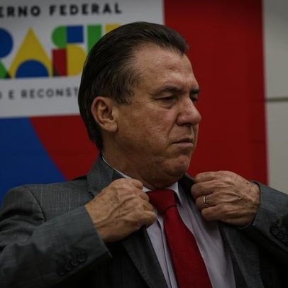 Ministro desiste de candidatura a deputado a pedido de Lula