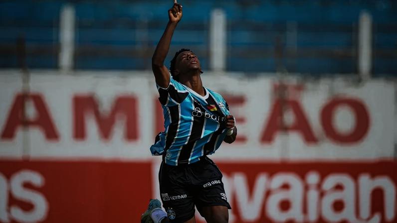 Gabriel Mec abre o placar para o Grêmio contra o Goiás (Foto: Angelo Pieretti/Grêmio FBPA)
