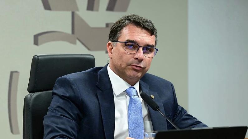 O senador Flávio Bolsonaro preside a reunião da Comissão de Segurança Pública (CSP) no dia 8 de julho de 2025. Foto: Geraldo Magela/Agência Senado