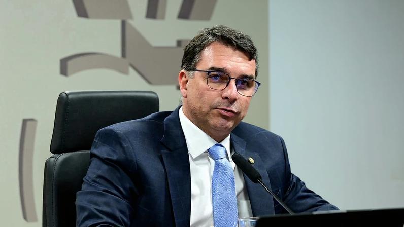Flávio comenta reação de Tarcísio a anúncio de candidatura e diz que tem ‘possibilidade’ de não ir até o fim