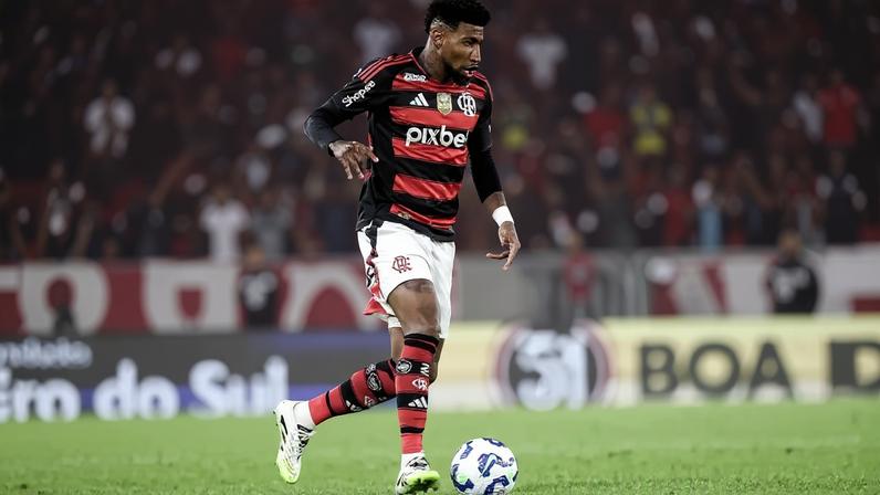 Emerson Royal durante partida no Maracanã (Foto: Gilvan de Souza/Flamengo)
