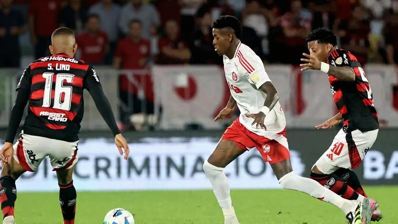 Vitão, zagueiro do Internacional