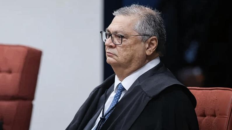 Tentativa da Câmara de salvar mandato de Zambelli foi ‘surpreendente e inusitada’, diz Dino
