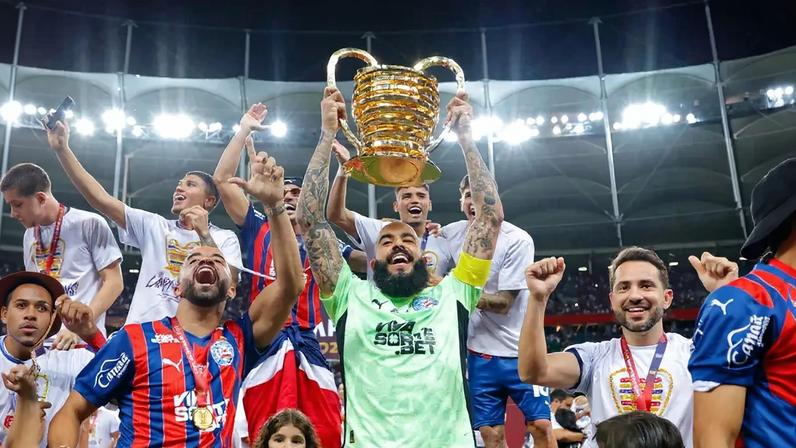 Danilo Fernandes levanta troféu da Copa do Nordeste; Bahia não poderá defender o título da competição por ter se classificado para Libertadores via Brasileirão (Foto: Catarina Brandão/EC Bahia)