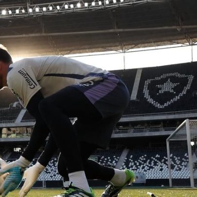 Neto não tira férias e treina no Botafogo por recondicionamento físico