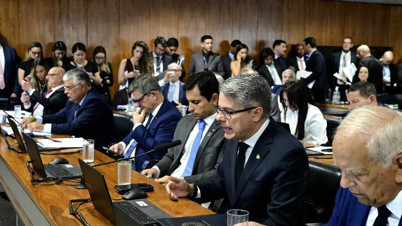 Senadores na Comissão de Constituição e Justiça — Foto: Geraldo Magela/Agência Senado