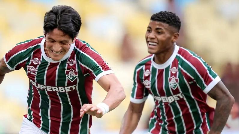Acosta, Cano e Hércules comemoram gol do Fluminense (Foto: MARCELO GONÇALVES / FLUMINENSE F.C.)