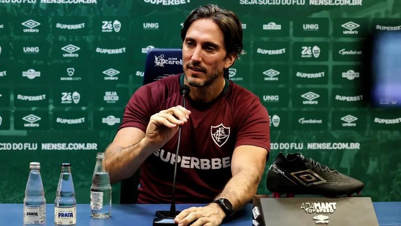 Zubeldía em coletiva pelo Fluminense (FOTO: LUCAS MERÇON / FLUMINENSE F.C.)