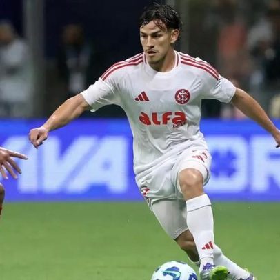 Gigante argentino mira lateral do Internacional