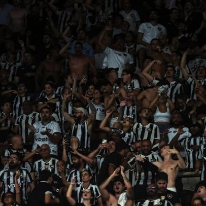 Botafogo recebe último abraço da torcida após ano conturbado