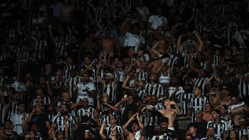 Botafogo recebe último abraço da torcida após ano conturbado