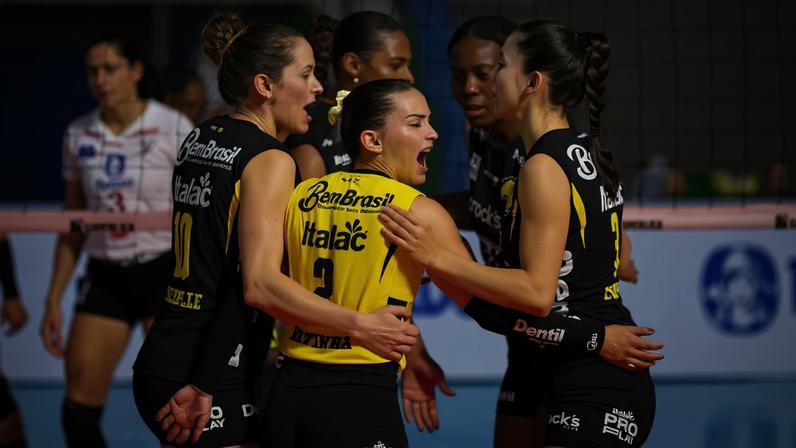 Praia Clube em vitória na Superliga Feminina (Foto: Divulgação/ Praia Clube Uberlândia)