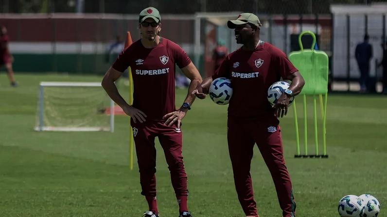 Zubeldía e Marcão lado a lado em treino do Fluminense (Foto: Lucas Merçon/ Fluminense FC)