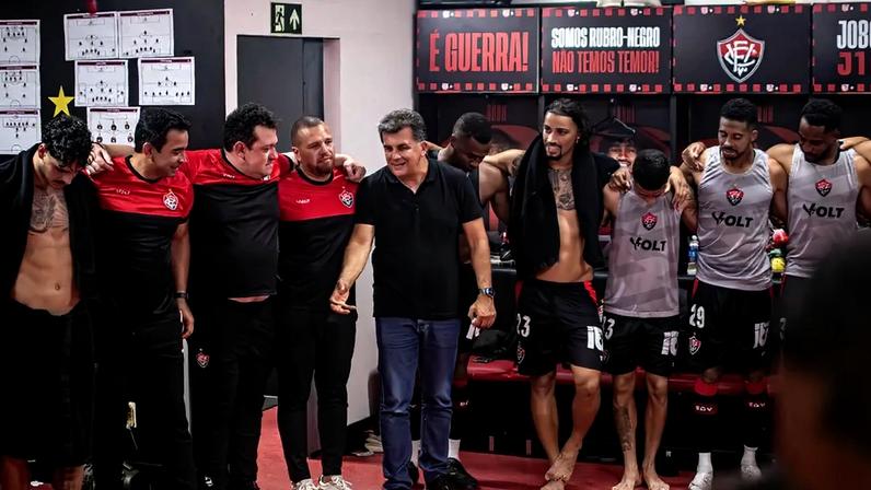 Fábio Mota discursa no vestiário do Vitória (Foto: Victor Ferreira / EC Vitória)