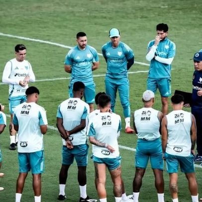 Atacante do Cruzeiro treina com o elenco antes de duelo com o Botafogo