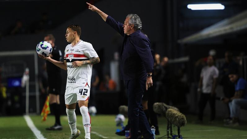 Abel Braga durante a partida na Vila Belmiro (Foto: Ricardo Duarte/SC Internacional)