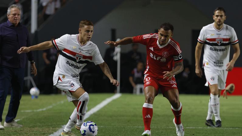 Aproveitando Inter abatido, São Paulo vence na Vila e continua na disputa pelo G-8 - Crédito: Rubens Chiri / São Paulo FC