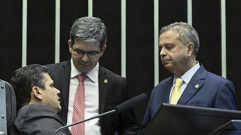 Presidente do Senado, Davi Alcolumbre, e os líderes do governo, Randolfe Rodrigues, e da oposição, Rogério Marinho. (Foto: Carlos Moura/Agência Senado)