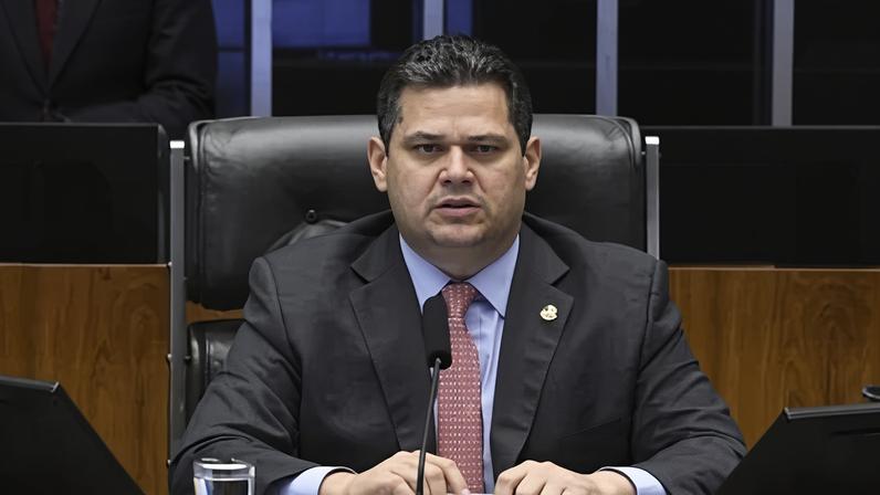 Davi Alcolumbre comanda a sessão do Congresso Nacional destinada à deliberação do Projeto de Lei do Congresso Nacional n° 2 de 2025 (PLDO 2026). Foto: Jonas Pereira/Agência Senado