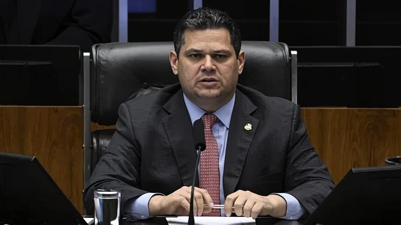 Davi Alcolumbre comanda a sessão do Congresso Nacional destinada à deliberação do Projeto de Lei do Congresso Nacional n° 2 de 2025 (PLDO 2026). Foto: Jonas Pereira/Agência Senado