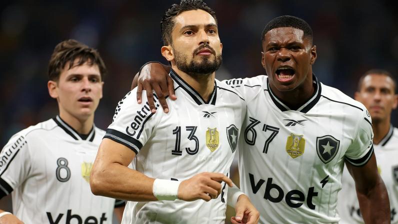 Alex Telles fez o gol de empate do Botafogo contra o Cruzeiro (Foto: Vítor Silva/Botafogo)