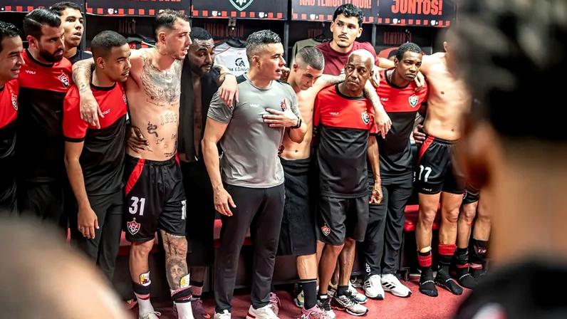 Jair Ventura discursa no vestiário de Vitória depois da permanência (Foto: Victor Ferreira / EC Vitória)