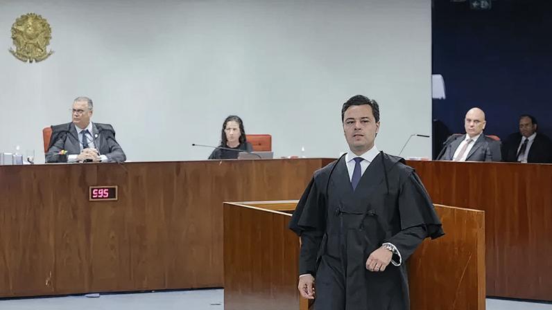Jeffrey Chiquini, advogado do ex-assessor Filipe Martins, durante o julgamento da ação penal nº 2693 (núcleo 2). (Foto: Rosinei Coutinho/STF)