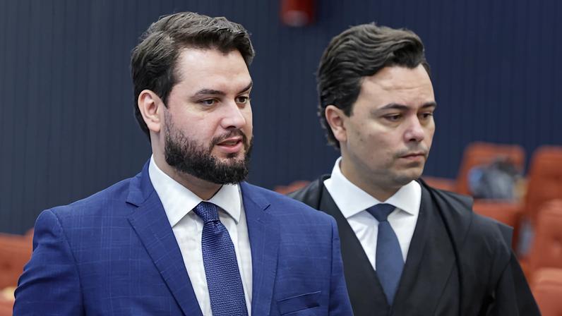Filipe Martins e seu advogado, Jeffrey Chiquini, acompanham julgamento da suposta trama golpista. (Foto: Rosinei Coutinho/STF)