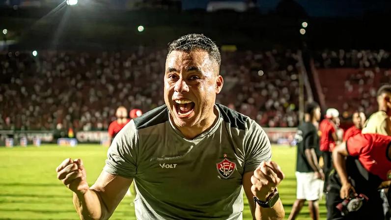 Jair Ventura comemora permanência do Vitória na Série A (Foto: Victor Ferreira / EC Vitória)