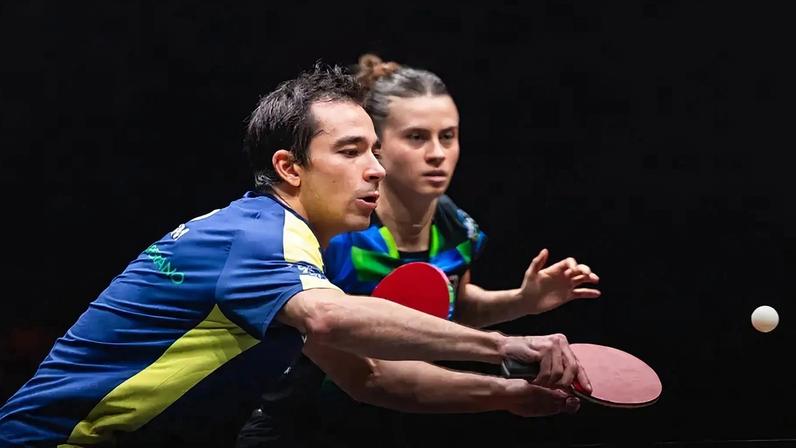 Hugo Calderano e Bruna Takahashi na estreia do WTT Finals (Foto: Divulgação/ World Table Tennis)