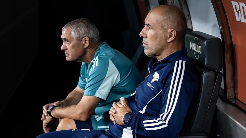 Zagueiro do Cruzeiro deixa jogo contra o Corinthians com lesão