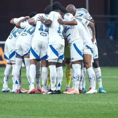 Atacante do Cruzeiro sai de campo lesionado diante do Corinthians