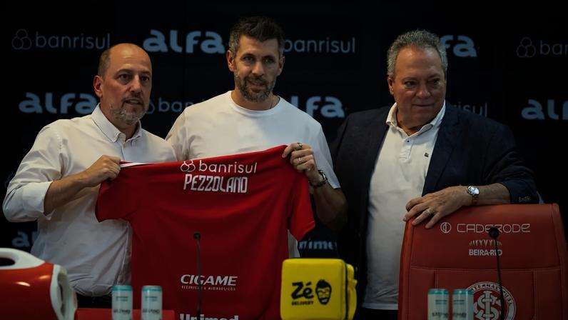 Alessandro Barcellos, presidente do Internacional, Paulo Pezzolano, novo técnico, e Abel Braga, diretor técnico (Foto: Foto: Filipe Maciel / SC Internacional)
