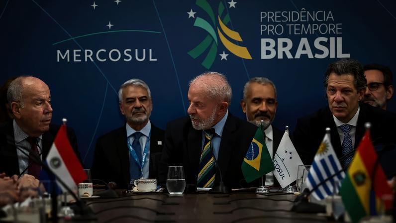 Luiz Inácio Lula da Silva na sessão plenária da Cúpula de Presidentes e Chefes de Delegação dos Estados Partes do Mercosul e dos Estados Associados