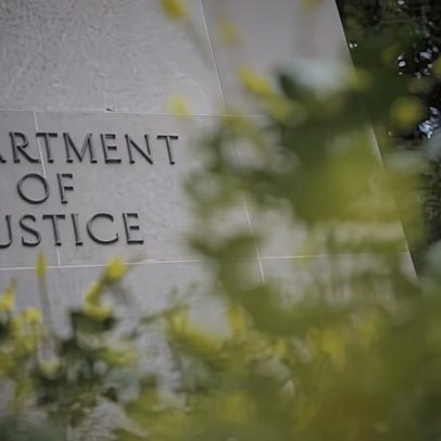 DOJ busca eliminar proteções contra abuso sexual para LGBTQ+ em prisões