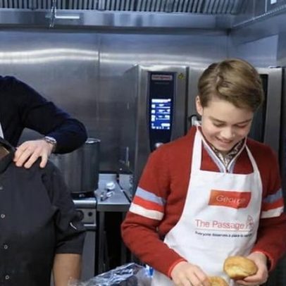 Príncipe George acompanha Príncipe de Gales em visita a ONG de sem-teto