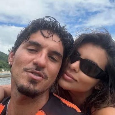 Isabella Arantes posa em moto aquática com Gabriel Medina