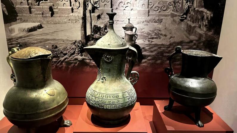 The current display in the York Army Museum with the Asante Ewer in the centre. An 1884 photograph of the ewer in the courtyard of the royal palace in Kumasi is in the background Photo: © The Art Newspaper