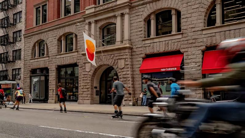 Pagamento com agentes de IA: Mastercard terá serviço no Brasil no começo de 2026 | Sede da Mastercard em Nova York: investimento para desenvolver novas soluções de pagamento com uso de IA (Foto: Amir Hamja/Bloomberg)